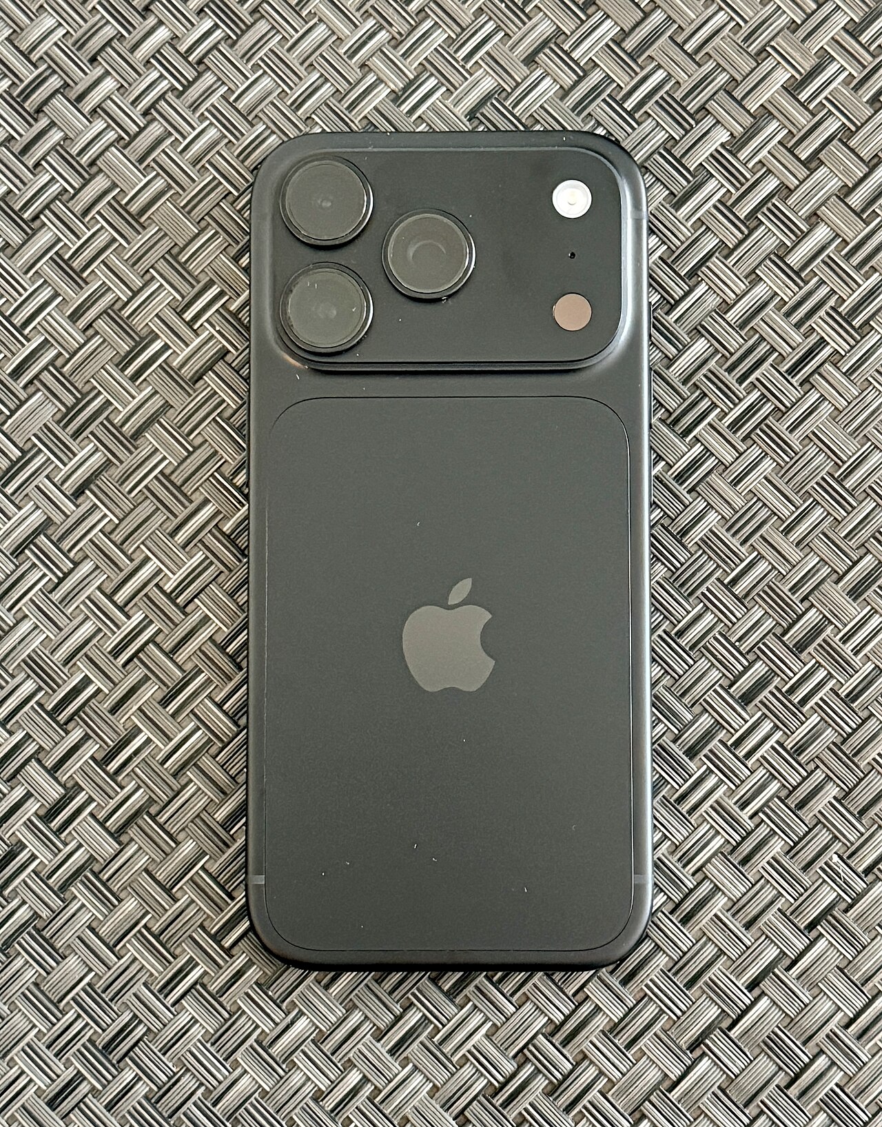 Задняя панель чёрного iPhone 18 Pro: три камеры и вспышка
