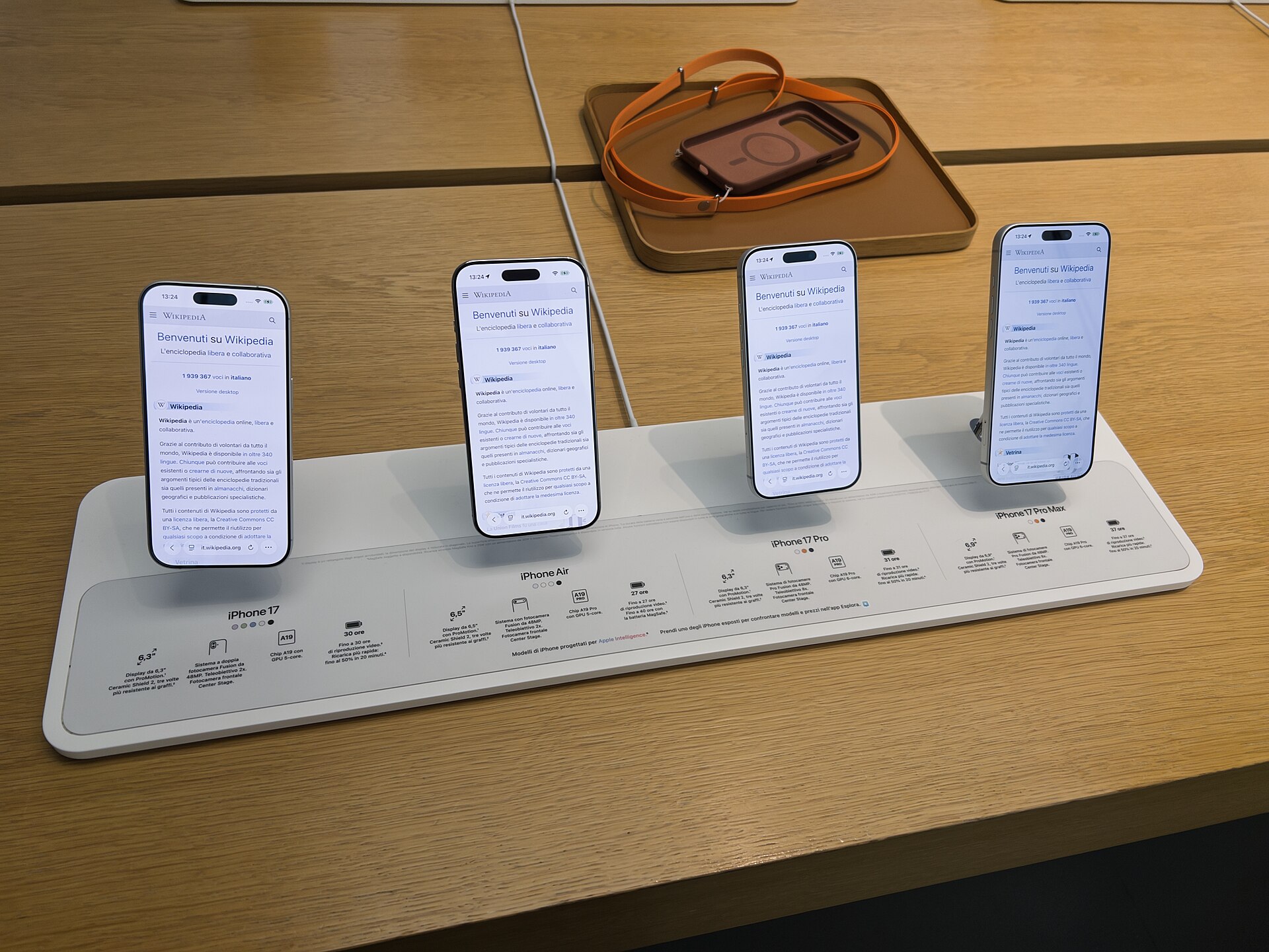 iPhone 17, Air, 17 Pro и 17 Pro Max на стойке в магазине